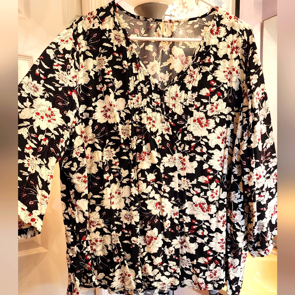 Pretty floral pintuck blouse